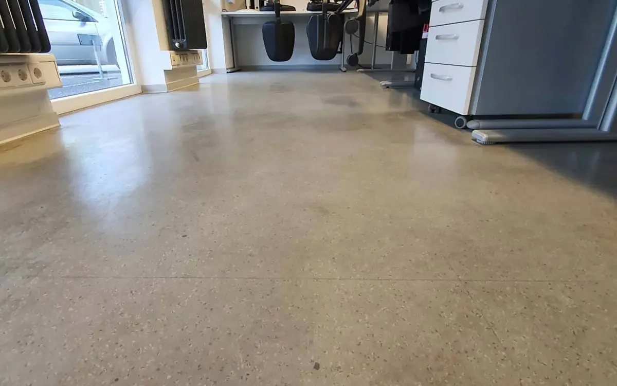 Vorher: Bürofußboden