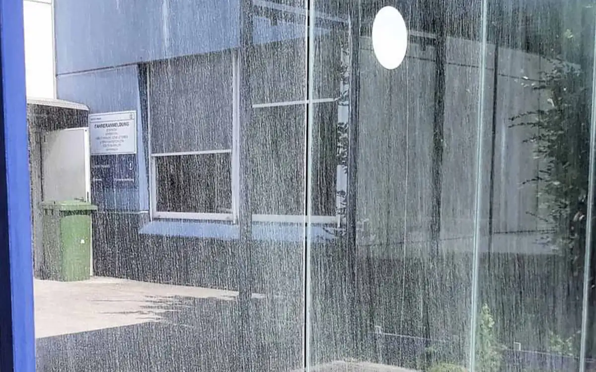 Vorher: Glasfront am Betriebsgebäude