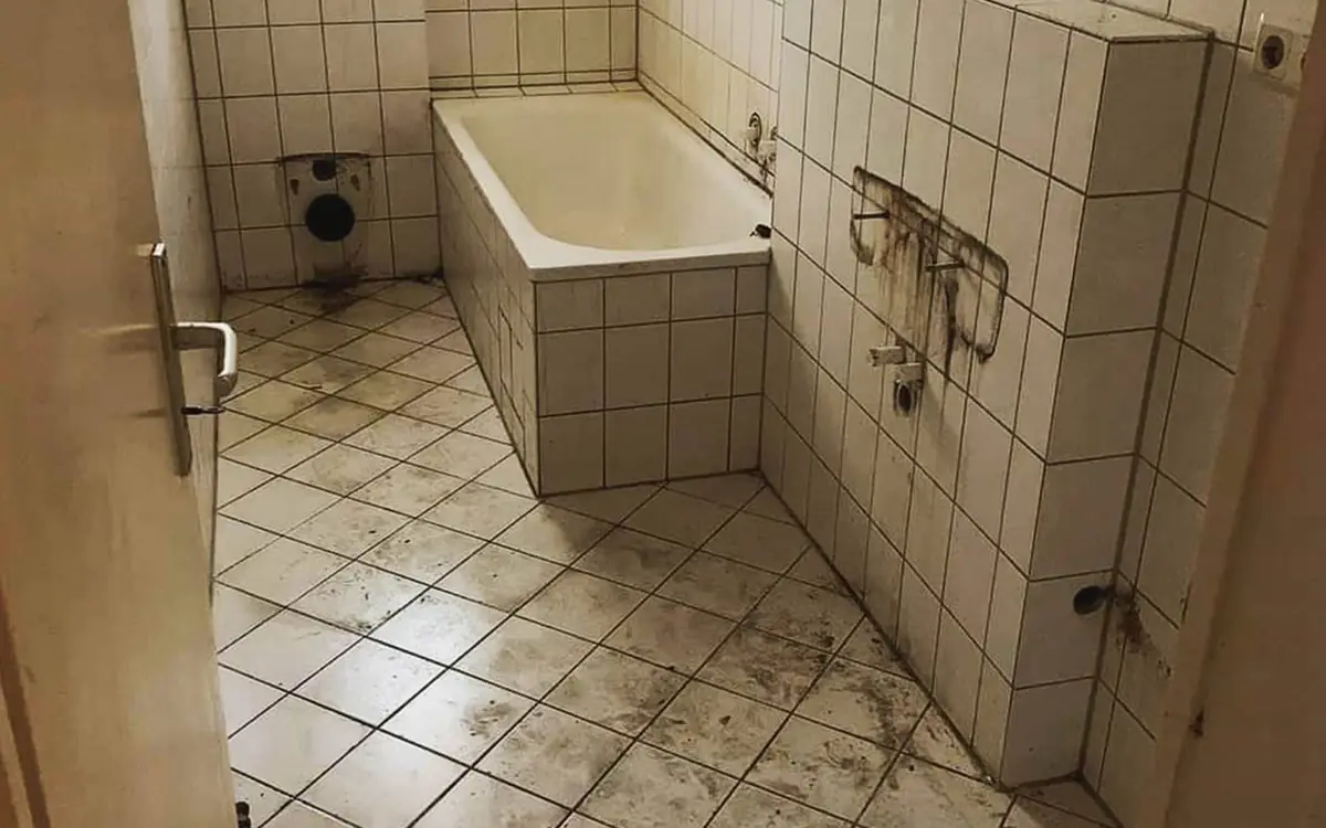 Vorher: Bad, stark verschmutzt