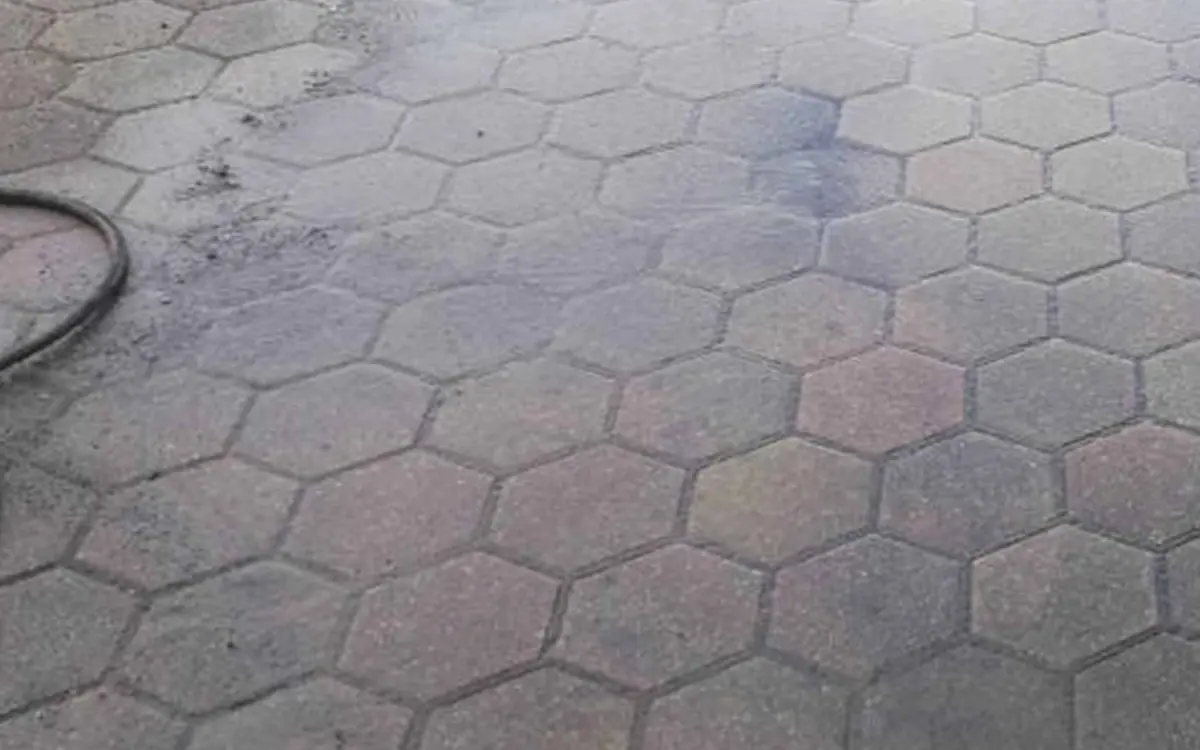 Vorher: Pflasterfläche
